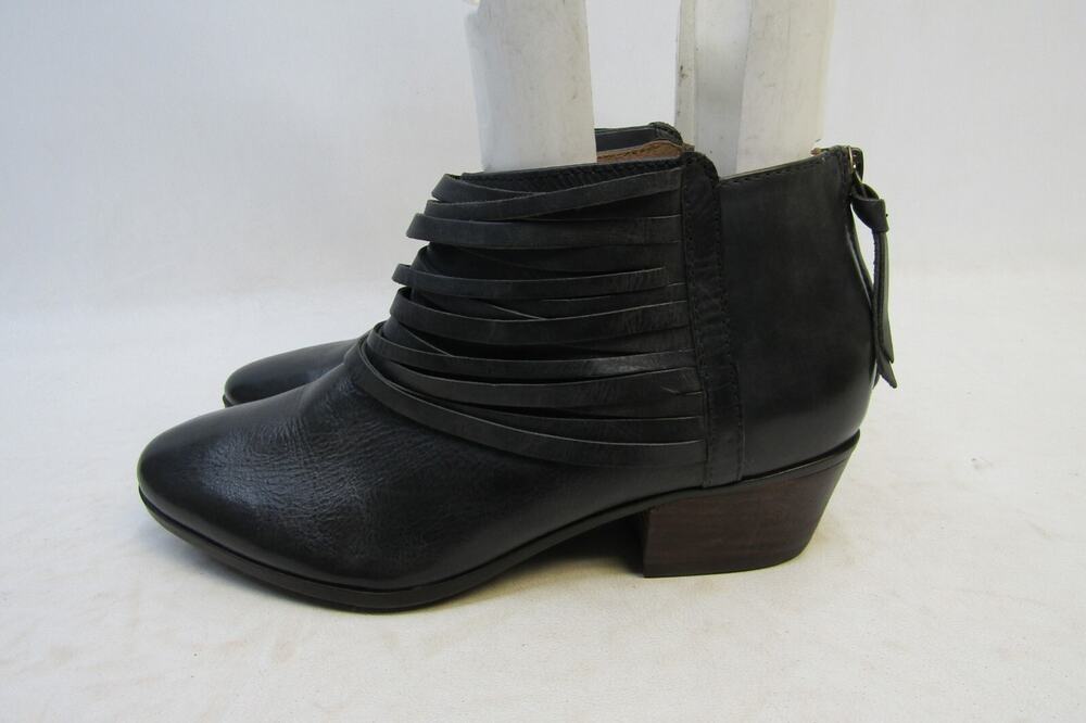 Clarks Artisan Womens Size 7 M Black Leather Zip Ankle Fashion Boots Bootie